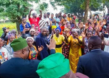 Plateau Governor Approves Salary Increase for Widows Sweeping Street