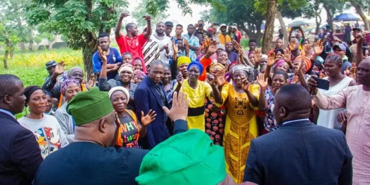 Plateau Governor Approves Salary Increase for Widows Sweeping Street