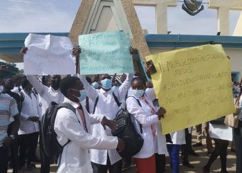 UNIJOS Students Demonstrate Against Insufficient Health Facilities and Death Of Colleagues