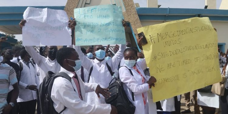 UNIJOS Students Demonstrate Against Insufficient Health Facilities and Death Of Colleagues