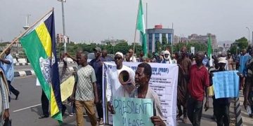 Retired Police Officers Storm Presidential Villa, Demand Exit from Pension Scheme