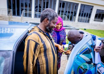 Gagdi Rewards Loyal Aides with Cars for Exceptional Service