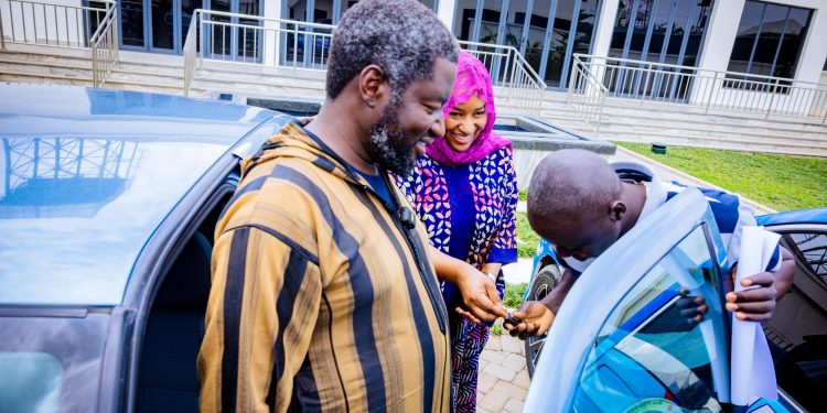 Gagdi Rewards Loyal Aides with Cars for Exceptional Service