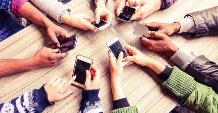 New Studies Suggest Smartphone Use May Be Contributing to Falling Fertility Rates